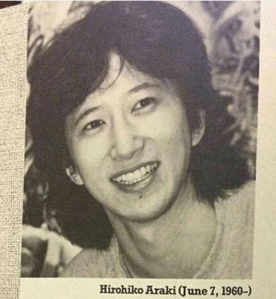 Araki de joven en una foto que indica su fecha de cumpleaños 